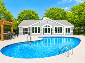 Royal oaks resort-style pool & sun deck